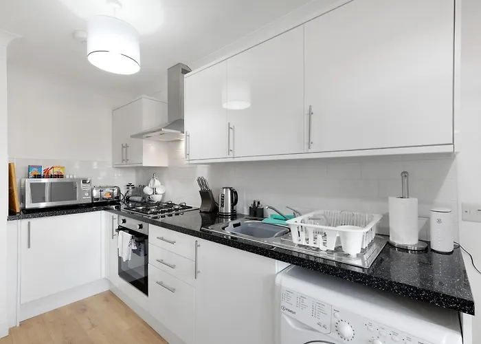 Pinewood Studios, Iver Slough Heathrow 1 & 2 Bedroom Apartments With Parking By Arista Living