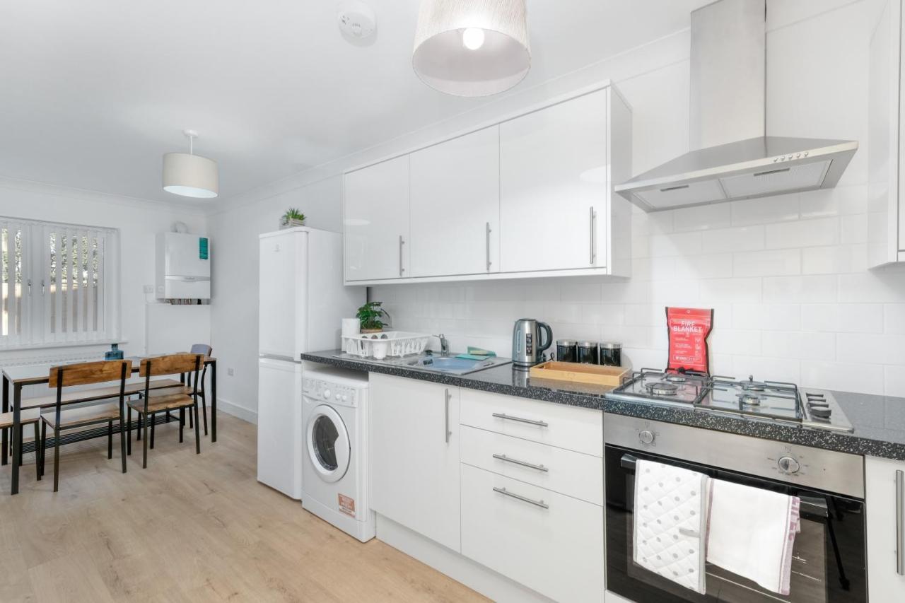 Pinewood Studios, Iver Heathrow 1 & 2 Bedroom With Parking By Arista Living
