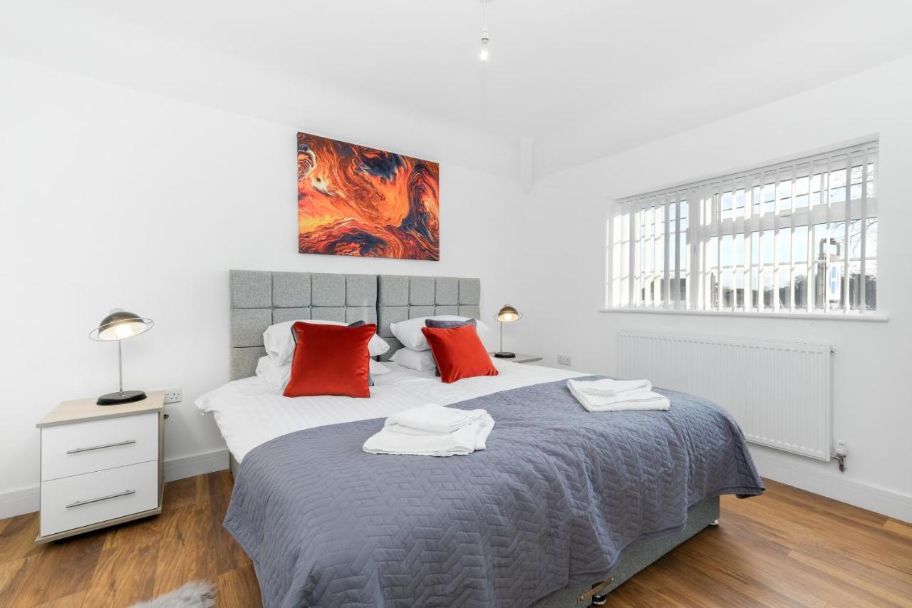 Pinewood Studios, Iver Heathrow 1 & 2 Bedroom With Parking By Arista Living * Slough