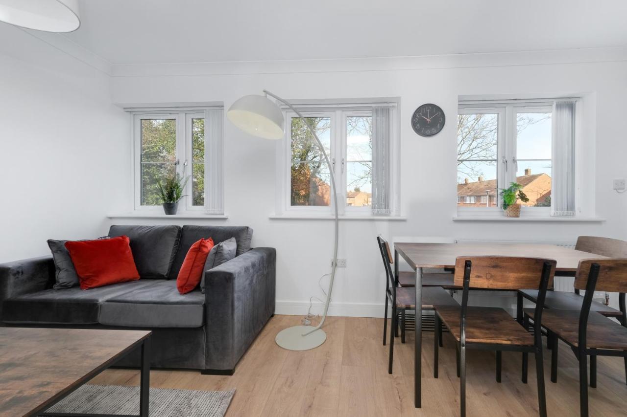 Pinewood Studios, Iver Heathrow 1 & 2 Bedroom With Parking By Arista Living Apartment Slough