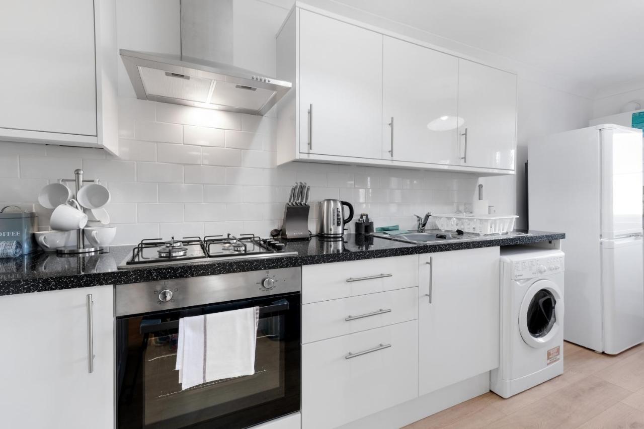 Pinewood Studios, Iver Heathrow 1 & 2 Bedroom With Parking By Arista Living Apartment Slough