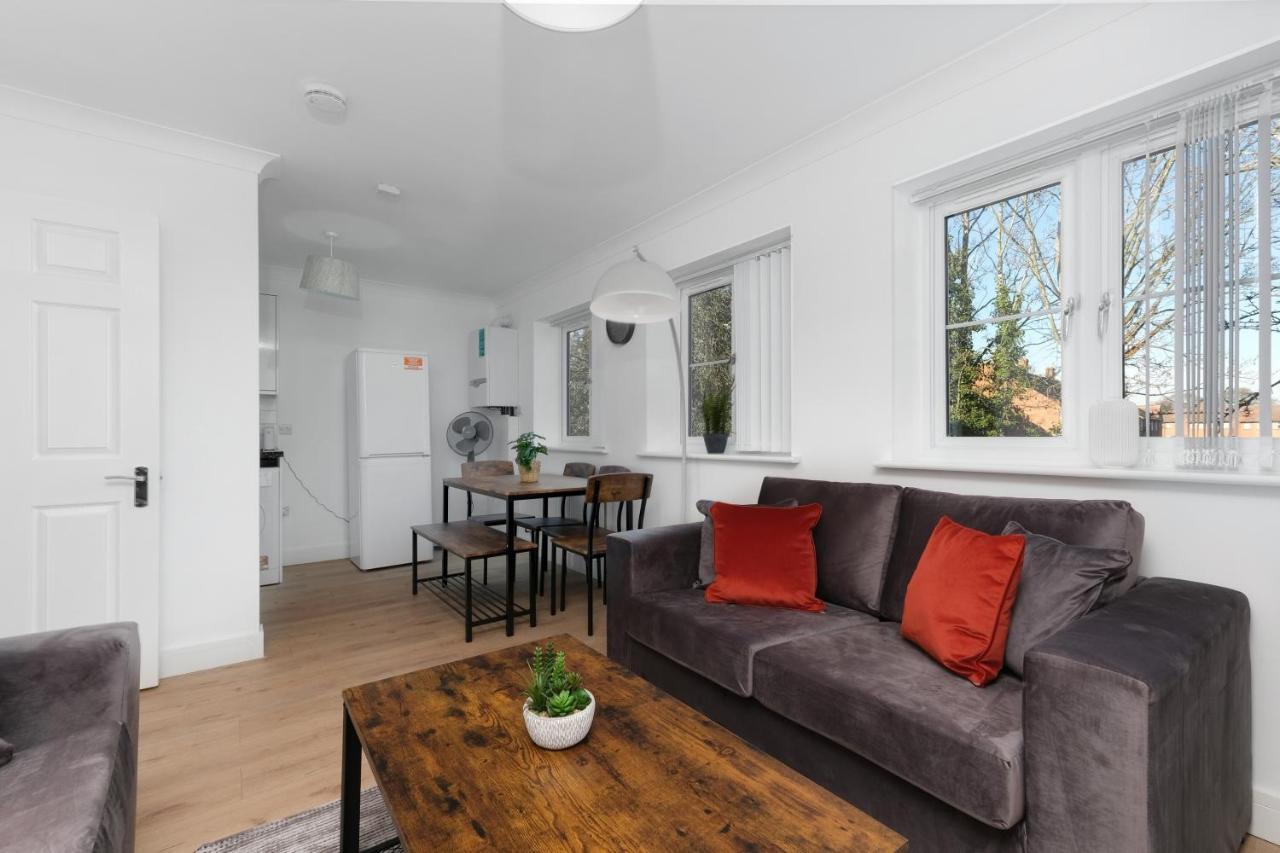 Apartment Pinewood Studios, Iver Heathrow 1 & 2 Bedroom With Parking By Arista Living *