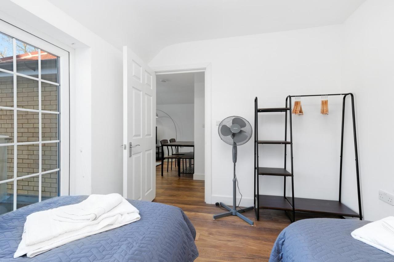 Pinewood Studios, Iver Heathrow 1 & 2 Bedroom With Parking By Arista Living Apartment *