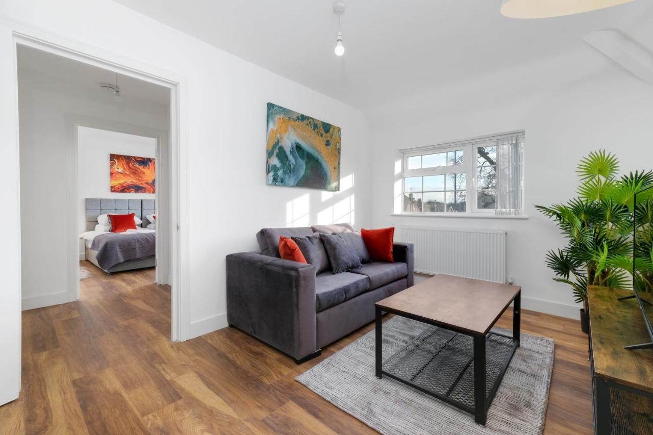 Pinewood Studios, Iver Heathrow 1 & 2 Bedroom With Parking By Arista Living Apartment Slough