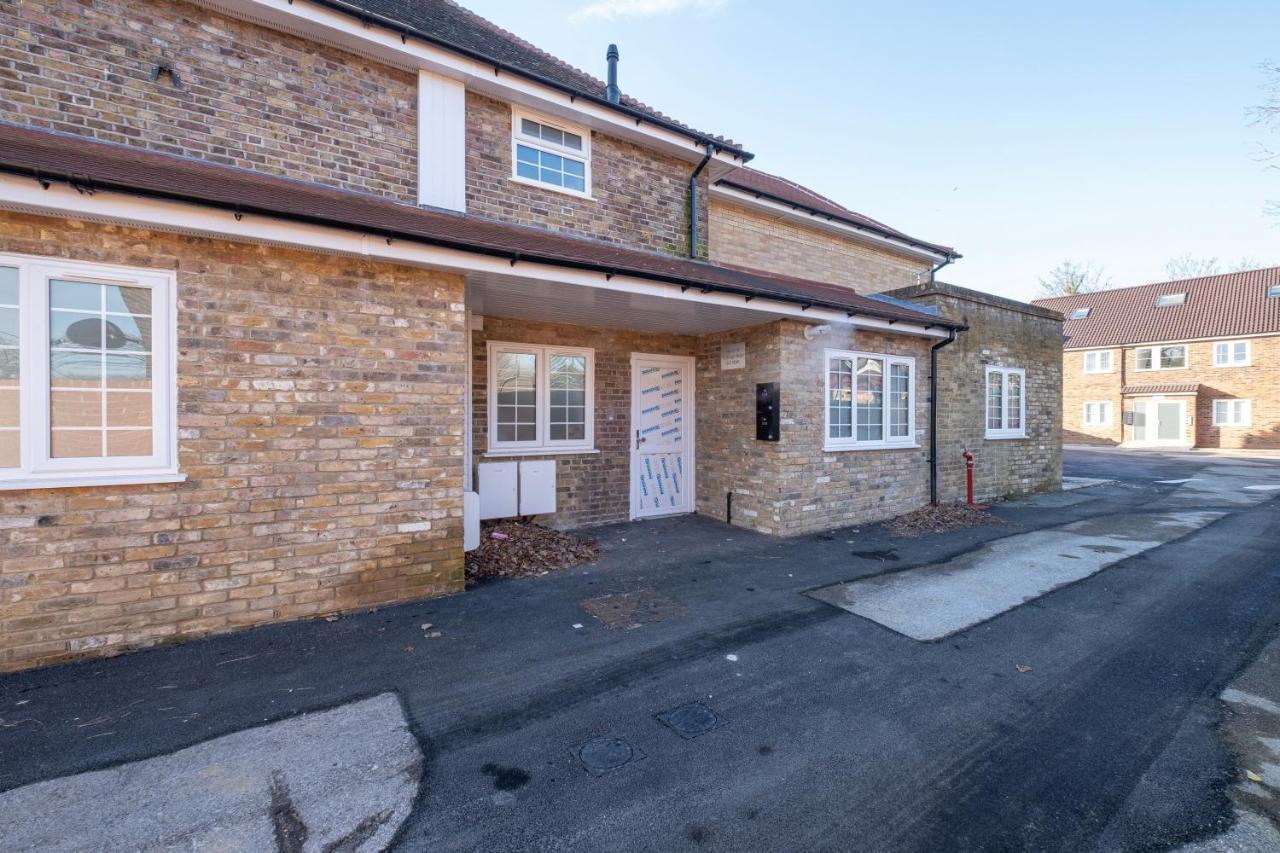 Pinewood Studios, Iver Heathrow 1 & 2 Bedroom With Parking By Arista Living * Slough