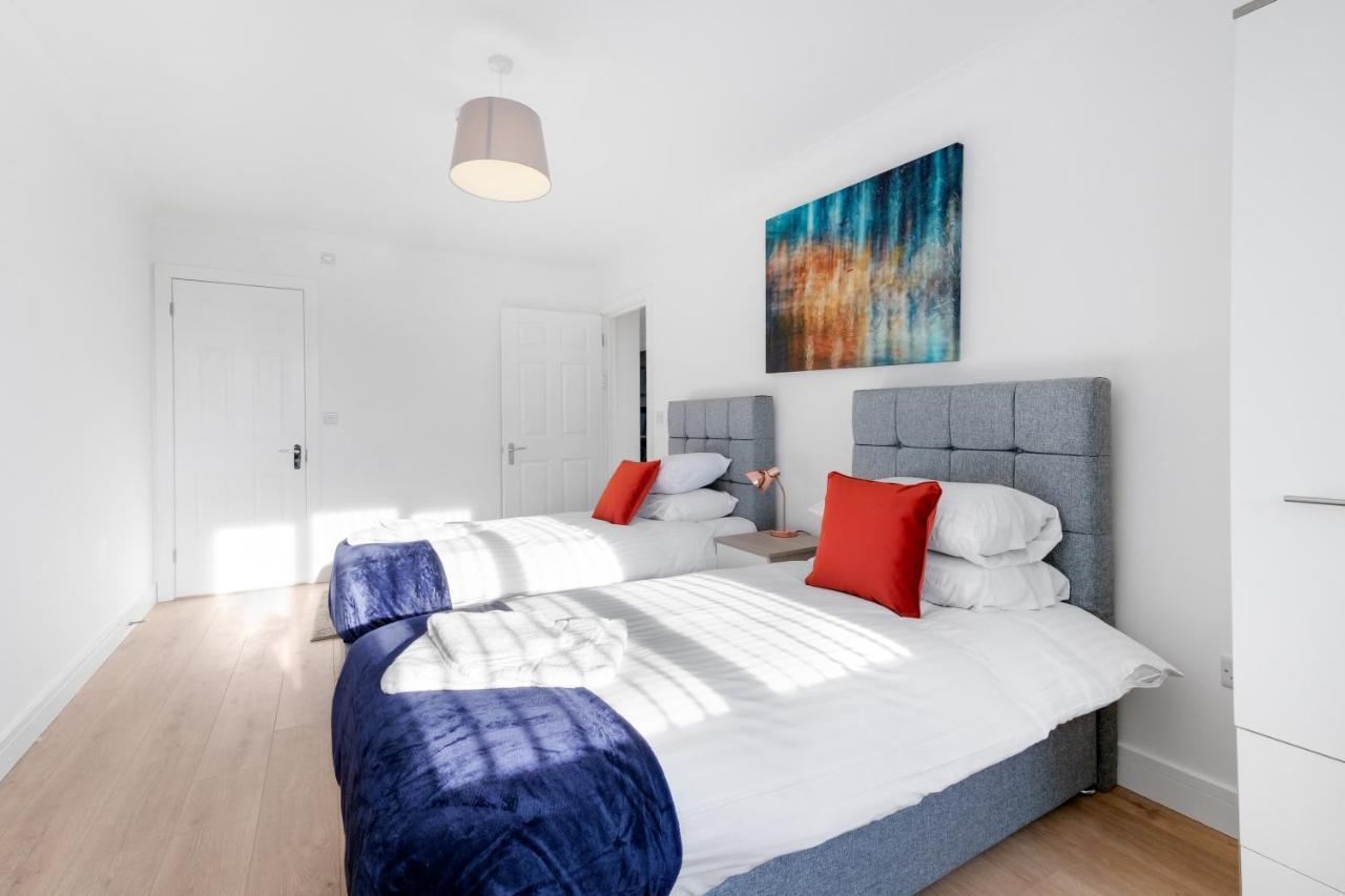 Pinewood Studios, Iver Heathrow 1 & 2 Bedroom With Parking By Arista Living Apartment Slough