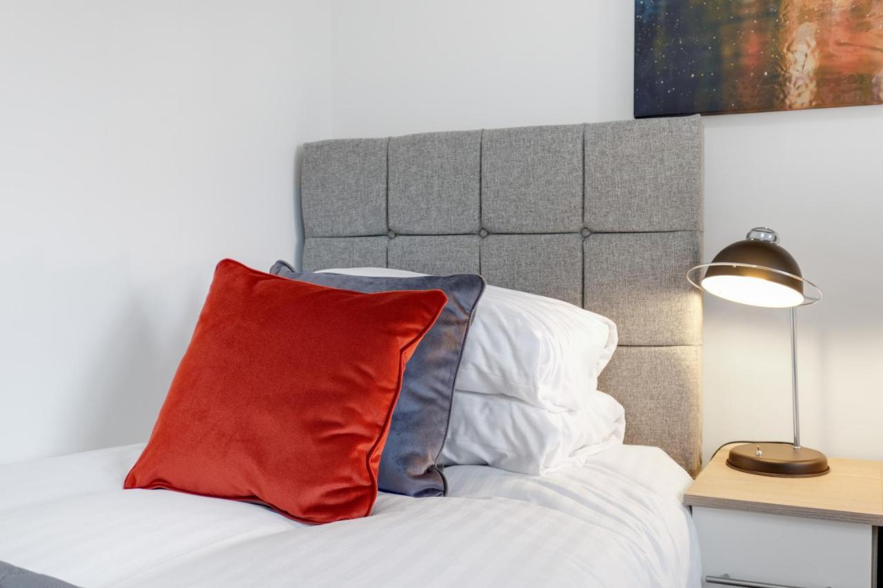 Apartment Pinewood Studios, Iver Heathrow 1 & 2 Bedroom With Parking By Arista Living