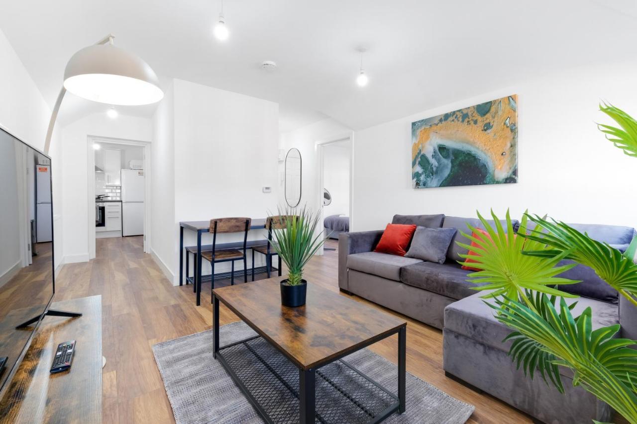 Pinewood Studios, Iver Heathrow 1 & 2 Bedroom With Parking By Arista Living Apartment Slough