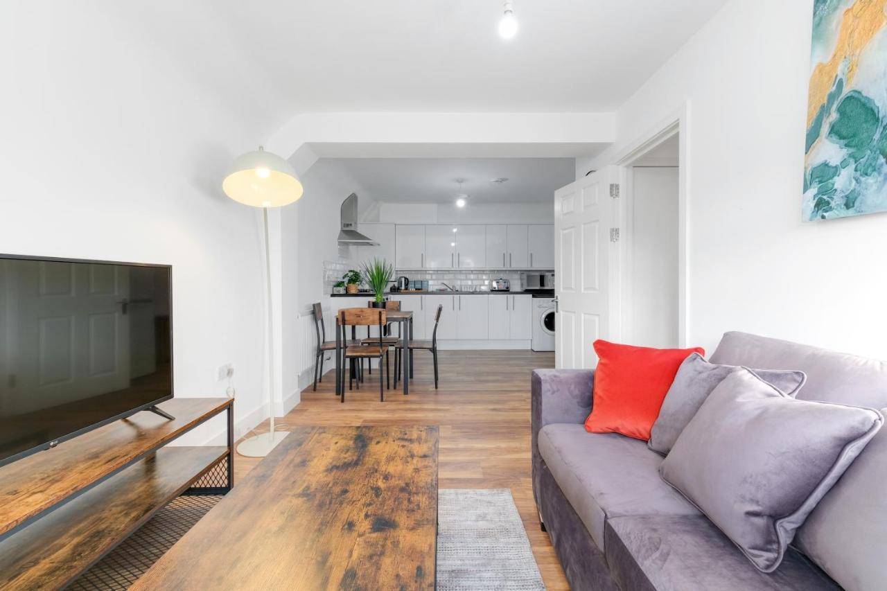 Pinewood Studios, Iver Heathrow 1 & 2 Bedroom With Parking By Arista Living Apartment *