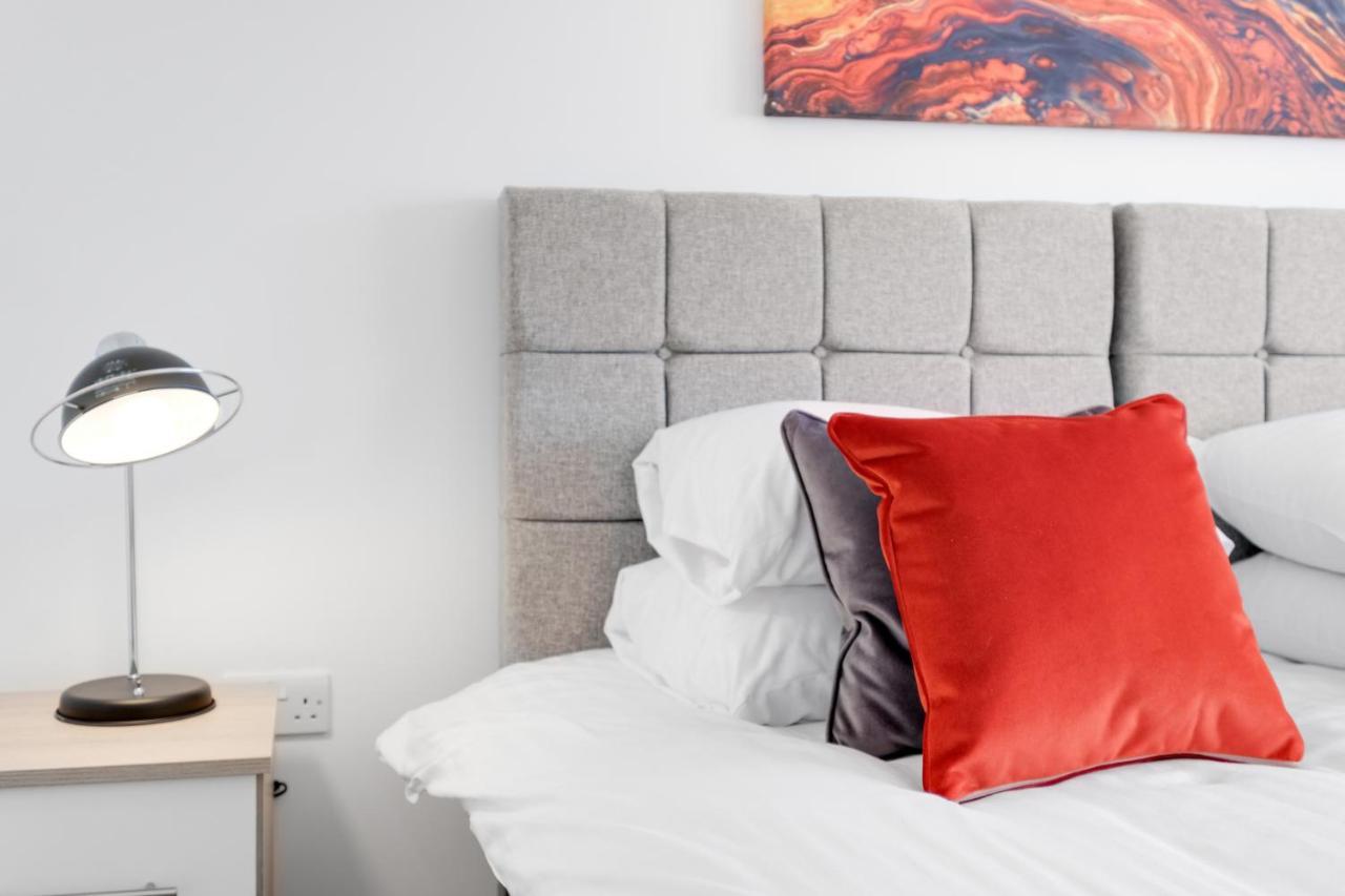 Pinewood Studios, Iver Heathrow 1 & 2 Bedroom With Parking By Arista Living Apartment
